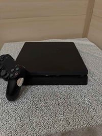 بلي ستيشن فور مساحة 500GB  تجي وياه اليدة مالته الاصلية لاسلكية dualsh...