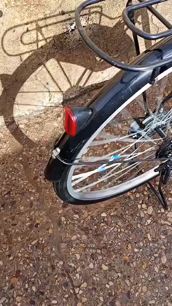 سلام عليكم بايسكك البيع موديل 21 بايسكل نضيف المكان كوت  مقابل معمل الأوكسجين  السعر 130 وبي مجال الاتصال ‏‪***********‬‏
