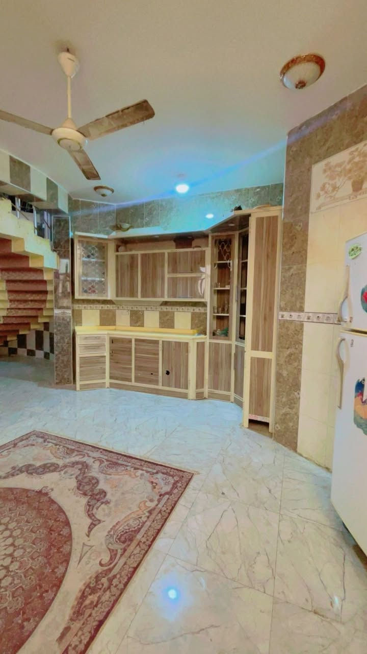 ♕بسم الله الرحمن الرحيم اللهم صلِّ على محمد وآل محمد ♕

🏠  : منزل للبيع 

🌐  :  الموقع حي الحكم  

🍦  :  خلف مرطبات فستقه 

📐  :  المساحة  270  متر  ركن 

🏠  :  منزل طابقين  

//////////    تفاصيل اكثر      ///////////
ـــــــــــــــــــــــــــــــــــــــــــــــــــــــــــــــــــــــــــــــــــــــ
الطابق الاول 

غرف نوم عدد 2  +  صاله  +  مطبخ حار وبارد  +  براني  +

طارمه  +  حمامات داخليه وخارجيه 
ـــــــــــــــــــــــــــــــــــــــــ
الطابق الثاني 

غرفة نوم كبير   +  صاله  +  حمامات  
ـــــــــــــــــــــــــــــــــــــــــــــــــــــــــــــــــــــــــــــــــــ

💵  :  سعر جداً مناسب  

📲  :  الاستفسار اكثر الاتصال على الرقم  

📞  :  ‏‪0788 251 8491‬‏   واتساب 

✨  لــن تـکون وحـيداً ابـداً مع  الــ مهيمن  للعـقار   ✨
