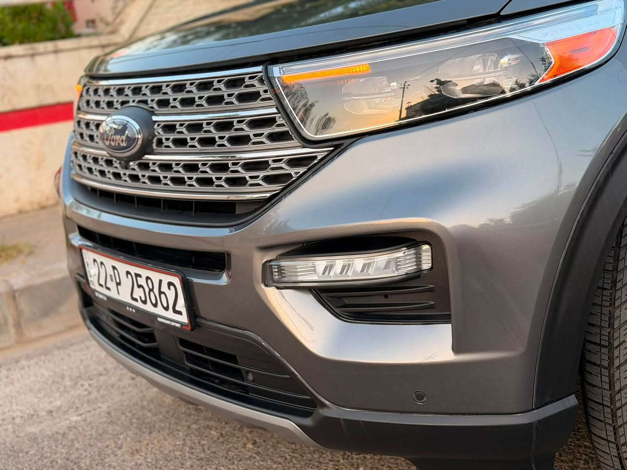 السلام عليكم فورد اكسبلور 2024 لمتد كلين فقط دعامية امامية صور الحادث مرفقة

محرك 2.3 لتر EcoBoost تيربو (4 سلندر).
* 300 حصان.
* 420 نيوتن.متر (310 رطل-قدم) عزم.
* ناقل حركة أوتوماتيك 10 سرعات.
* 7 مقاعد.
* مقاعد جلد.
* المقاعد الأمامية تدفئة وتهوية.
* المقود مدفأ مع تحكم كهربائي.
* ذاكرة لمقعد السائق.
* تكييف أوتوماتيكي ثلاثي المناطق.
* صف ثالث قابل للطي كهربائياً.  
* شاشة وسطية 12 بوصة بنظام SYNC 3.
* لوحة عدادات رقمية 12.3 بوصة.
* Apple CarPlay وAndroid Auto.
* نظام صوت Bang & Olufsen بـ12 سماعة.
* شاحن لاسلكي.
* تشغيل عن بُعد وبصمة للدخول والتشغيل.  ارباك فقط دشبول بجم خلف كبس 
    .
* مثبت سرعة متكيف مع التوقف والانطلاق.
* المحافظة على المسار.
* مراقبة النقطة العمياء.
* فرملة طوارئ تلقائية.
* حساسات أمامية وخلفية.
* مساعد تفادي الاصطدام.  
* جنوط ألمنيوم 20 بوصة.
* مصابيح LED كاملة.
* باب خلفي كهربائي.
* قضبان سقف ومرايا كهربائية قابلة للطي.  
*انظمة قيادة 4 
كشن وتدفئة الكشنات الامامية والخلفيه والستيرن مع خزن وضعية السائق 
وعد هواي مواصفات فول بدون بانوراما 
مكان السيارة اربيل 
للاستفسار *********** واتساب 
*********** للاتصال 
سعر 310$ مع المجال او مراوس حسب القناعة
