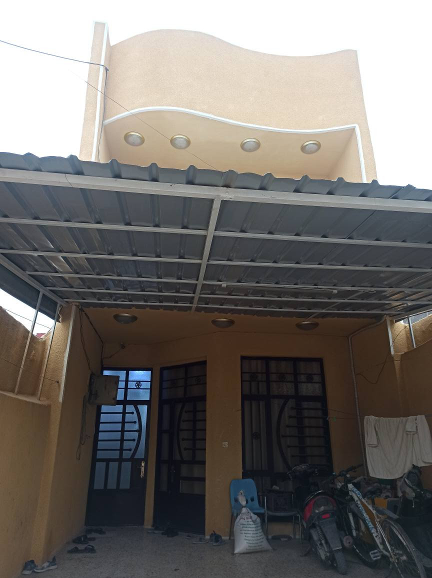 دار للبيع في بغداد بمنطقه العبيدي موقع ممتاز بناء 2017 ملك صرف
مساحه الدار (150متر ) الواجه 5 متر النزال 30
يحتوي على 3 طوابق 
الطابق الارضي يحتوي على كراج كبير يتسع لسياره وترك خلفي و غرفه نوم واستقبال وصاله ومطبخ وحمام داخلي وخارجي 
الطابق الثاني غرفتين وحمام ومطبخ وصاله 
الطابق الثالث غرفه نوم وصاله ومطبخ وحمام  
للاستفسار او الاتصال بصاحب الدار 
هاتف ‏‪***********‬‏ بغداد, العراق
