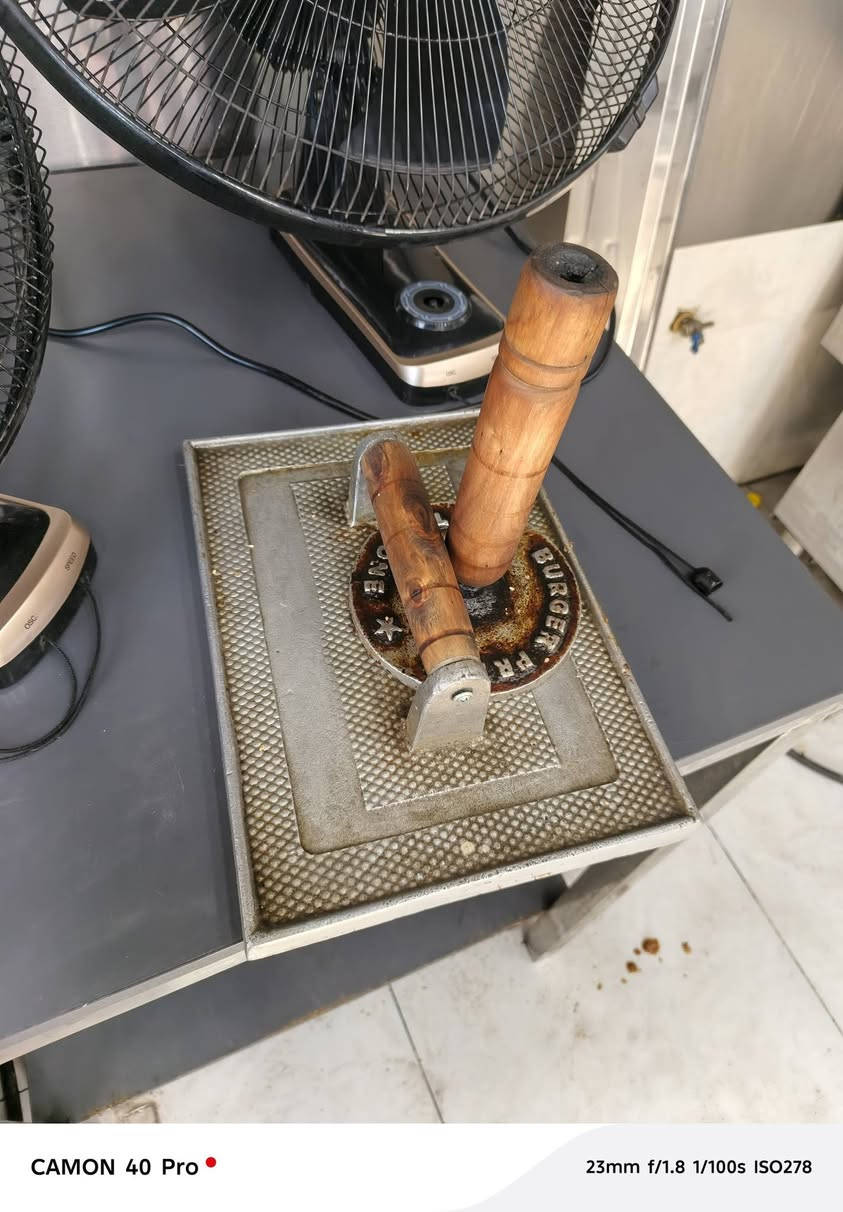 سلام عليكم
غراض مطعم أخت الجديد مستعملات 7 أشهر فقط
العنوان بغداد الحريه 
للاستفسار *********** متواجد واتساب نفس الرقم
