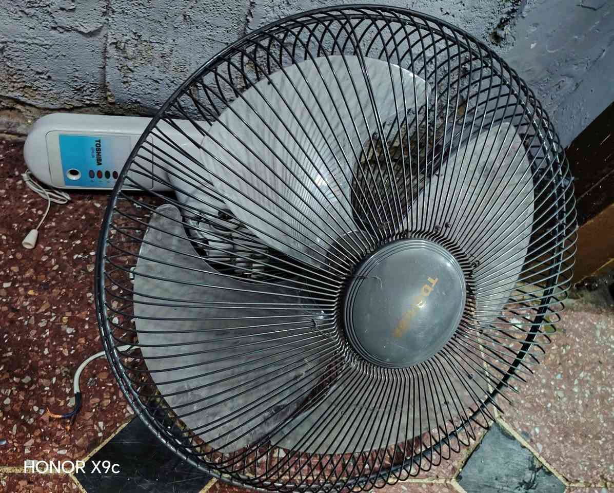 أغراض بيت للبيع
1- شاشة سامسونك أصلية مو سوكي أصلية حجم ٥٥ بدون نت بدون تصليح 
2- أكس بوكس 360 بالة أصلي
3- طباخ منضدي فلات حديث نوعية ممتازة أخو ألجديد
4- عربانة طفل أصلية صناعة أمريكي تتصغر وتتكبر نوعية ممتازة
5- بنكة تعليك نوع توشيبا نضيفة وشغالة
مكاني العامرية / *********** شراي اتصل وتدلل
