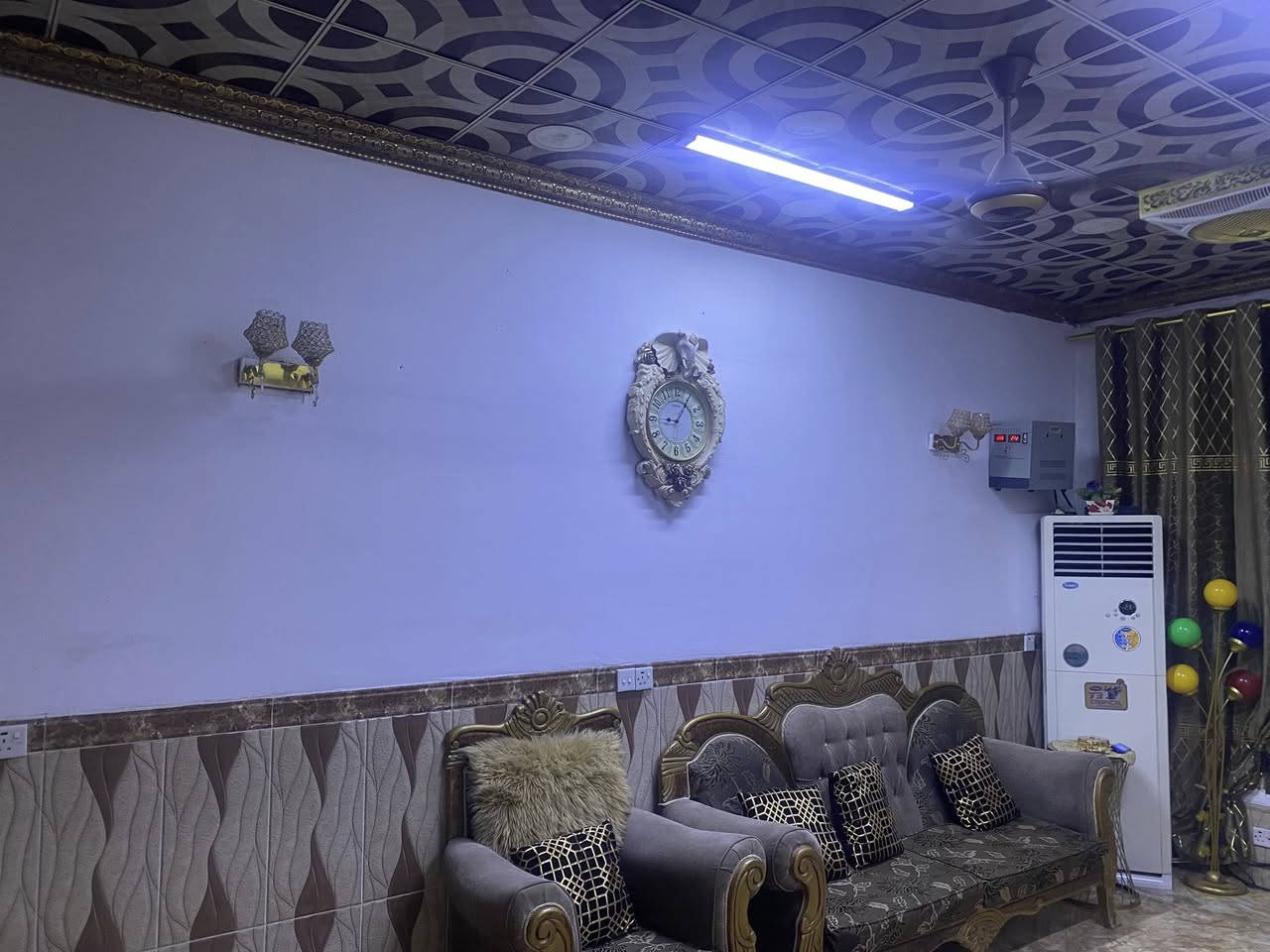 مشتمل مساحة ١٠٠متر للبيع بناء حديث طابو صرف العنوان منطقة الكاطون الرازي شارع المدارس مقابل مدرسة الشام يتكون من كراج سيارة وصحيات واستقبال وصاله ومطبخ وغرفتين نوم وصحيات طابق ثاني ومخزن مجاري خفيف وثقيل خارجيه وماء إسالة جيد 
مع الأثاث لتواصل واتساب ***********
