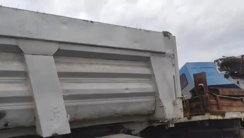 عربانه نساف للبيع 3محاور تك تاير السعر 65و بيه مجال مكان بابل ***********
