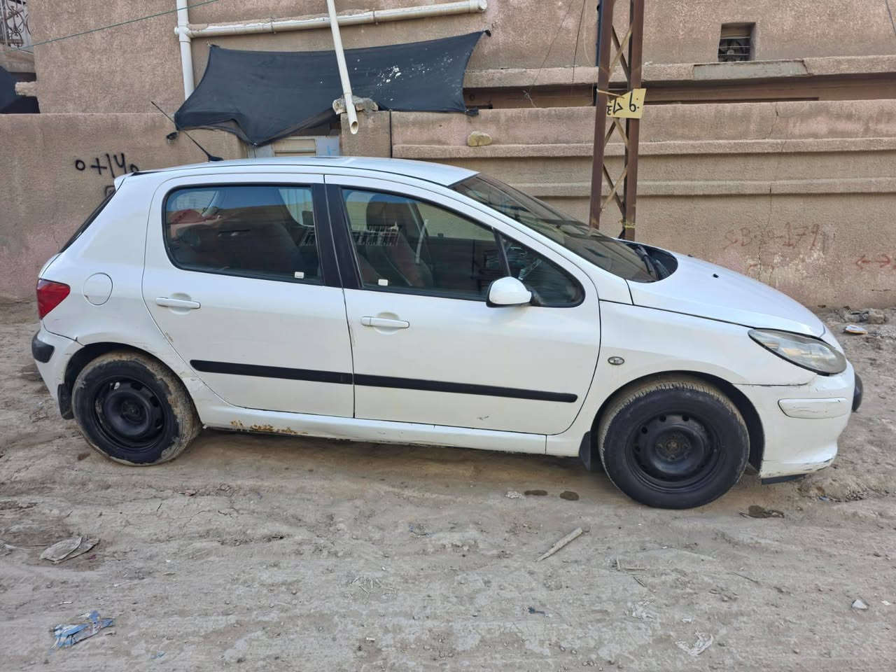 بيجو فرنسي 307 موديل 2006
السيارة عليها ادامة كامله من مجاول وبلكات وبخاخات 
تبريد ثلج ❄️
شاشه وكامره خلفيه 
عبوة فيت بم جديدة 
السيارة بيها ضربه بسيطة يم اللايت عكس السايق ومصلح طرف البنيد 
تحويل مباشر مشروع وطني 
عنواني بابل مركز الحله 
السيارة استخدام شخصي مال بيت 
السعر 42 وبيها مجال 

 ***********
مامتواجد ع النت
