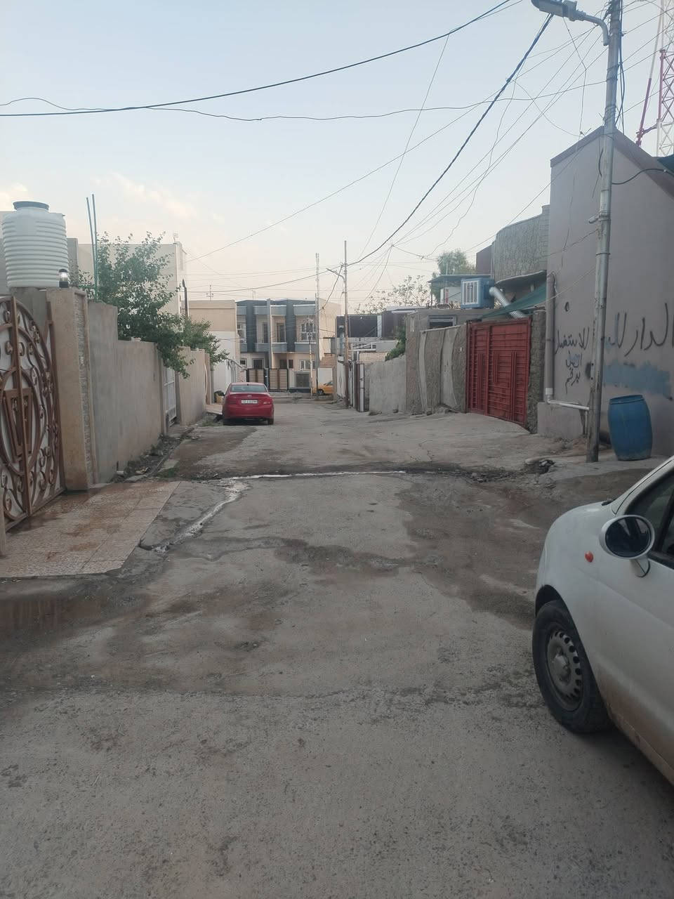 السلام عليكم
بسبب عدم الاتفاق على السعر
وبسبب الوعود الكاذبة
تم تنزيل السعر #بيع_مستعجل 
بيت للبيع 160 متر واجهة 7 ونص
ثلاث طوابق 6 غرف نوم واستقبال
ومطبخ وصحيات وهول داخلي وبيتونة وكراج
معزول بدرج خارجي
الطابق الأول كامل
 الطابق الثاني والثالث غير كامل
العنوان القوسيات مدخل أسواق ابو علي
قرب جامع جبل أحد فرع هادئ قريب عالسايدين 
عرض الشارع 8 أمتار سعر مناسب 
سند زراعي بي وصل بلدية
لمعرفة السعر علق ب تم

***********
