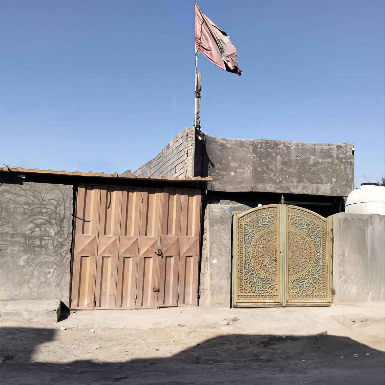 بيت للبيع بمساحة 250 متر بناء مرتب ومتكامل  المكان بغداد حي بتول الزراعي قريب كلش على تبليط الخدمات.
🔹 يحتوي على محل تجاري جاهز يصلح لأي مشروع (بقالة، ، مكتب، إلخ).
🔹 مجاري نظامية 
🔹 كهرباء نظامية
🔹 ماء واصل بشكل مستمر 
🔹 البيت جاهز للسكن بدون أي نقص.
🔹 السطح  مرتب وعملي.
البيت مناسب للسكن والاستثمار بنفس الوقت بسبب وجود المحل.
للاستفسار والتفاصيل أكثر يرجى التواصل على الخاص 📞 ***********
