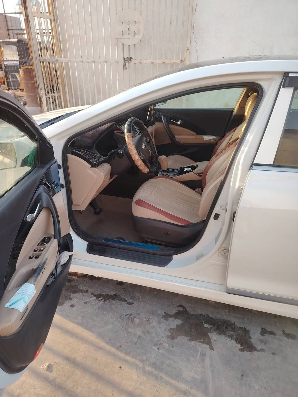 السلام عليكم هونداي ازيرا 14 خليجيه السياره مفوله للأخير ضرره جاملغ ايمن من الخارج مرشوش فقط بس السعر 135 وبيها مجال عنواني حله ناحيه الحمزه اتصال ***********

