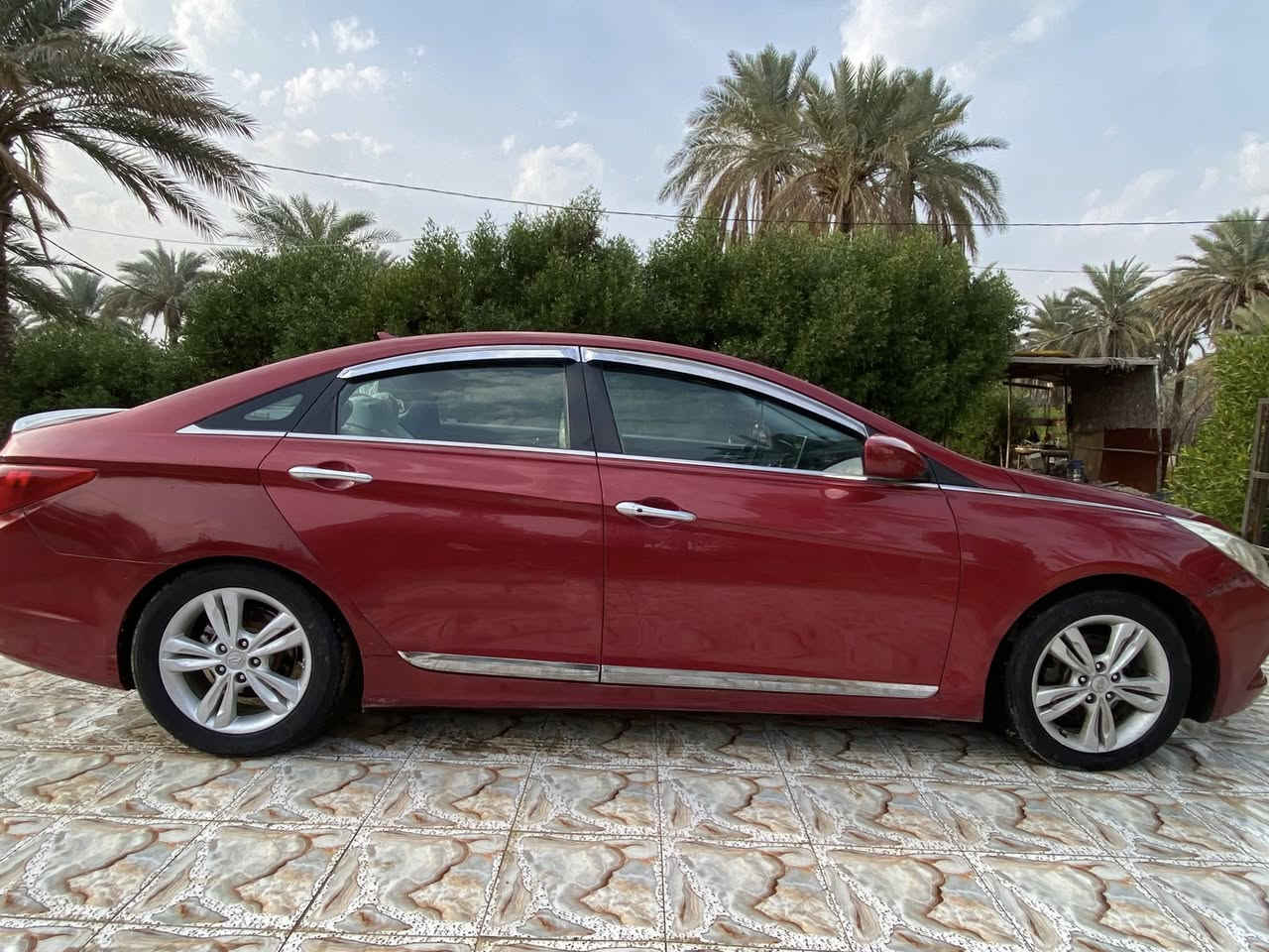 السلام عليكم 
سوناتا موديل 11 محرك 2000تيربو رقم دولي 
بصمةتشغيل وابواب 
فتحة سقف
بيها 3قطع  ابيع حزام 
السعر98بيها مجال بسيط 
مكان السياره حله ورديه خارج 
***********
