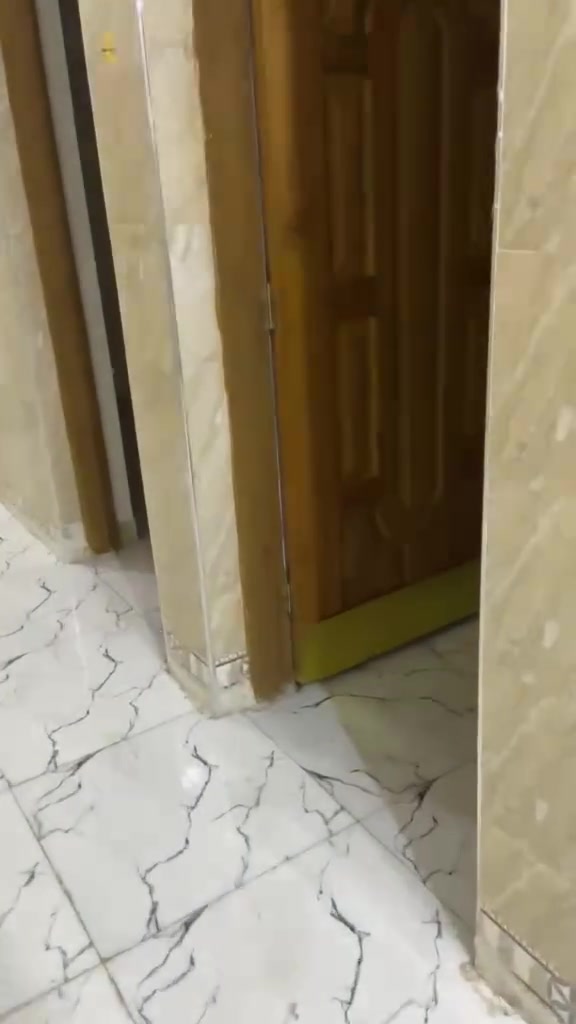 السلام عليكم يا توفر شقق السكنيه عوائل فقط عنوان الزعفرانيه قرب حسينيه مال مهدي شقق حديث***********

