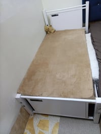 سرير اطفال • مرتبة • نظيف
