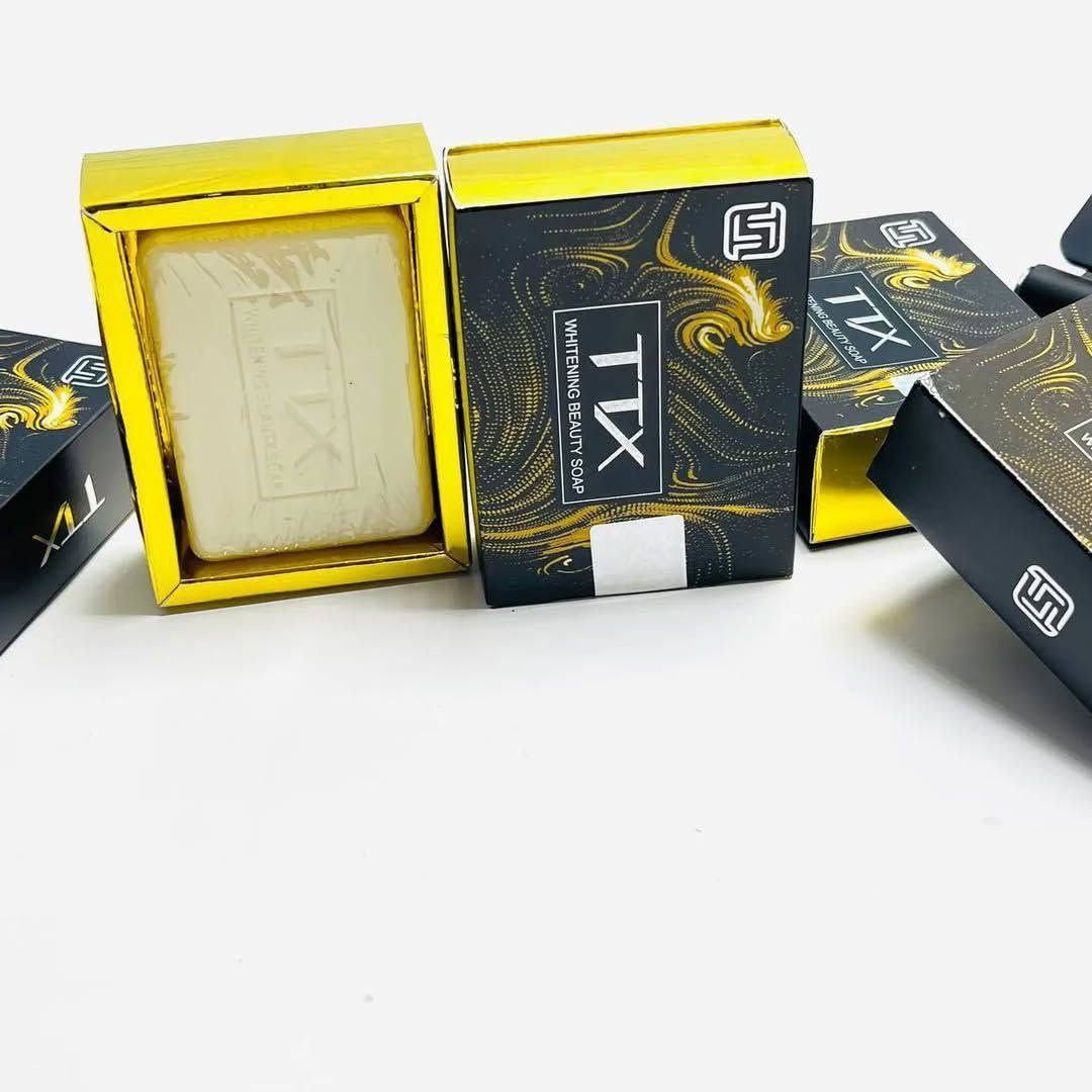 صابونة تي تي إكس للتفتيح (TTX Whitening Beauty Soap)، وهي صابونة حليب الماعز الكورية من شركة TTX الاصلي 💯🇰🇷  مخصصة للعناية الفائقة بالبشرة وتبييض البشرة والقضاء على حب الشباب . تتميز بتركيبتها المدعمة بحليب الماعز، 

✅ الفوائد الرئيسية :-
✔️ تعمل على توحيد لون الجلد وتقليل مظهر البقع الداكنة وتفتيح لون البشرة بشكل ملحوظ جدا  والقضاء على التصبغات نهائيا 
✔️ بفضل حليب الماعز والجلسرين، تمنح البشرة مرونة ونعومة وتمنع جفافها.
✔️ تساعد في إزالة خلايا الجلد الميتة وتنظيف المسامات بعمق.
✔️ تساهم في تهدئة حروق الشمس، تقليل الالتهابات، والمساعدة في علاج حب الشباب
#الاصلية ام الختم المائي 💯
#الاصلي المنشأ كوريا 🇰🇷💯
السعر 6 الاف
🚘 يوجد خدمة توصيل لجميع محافظات العراق 4 الاف 🚘


**إذا كنت صاحب هذا الإعلان وتريد حذفه لأي سبب، رجاءا أرسل رسالة إلى الدعم الفني**