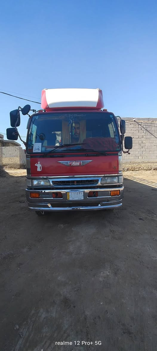 السلام عليكم هينو للبيع المحرك 70 عادي الطول سته وربع بلادي مقفول السياره رقم مالتها ميسان ***********
