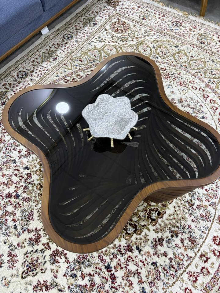 سلام عليكم ميز للبيع السعر 250 وبي مجال  الرقم ***********
