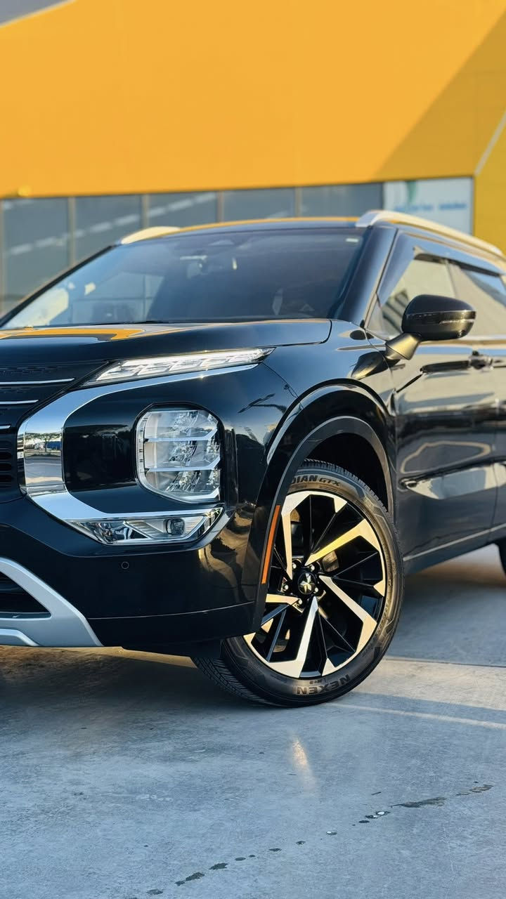 بچم کبس و حادث خفیف⬇️
.
Mitsubishi Outlander GT
.
2024 ) فول مواصفات
.
ماشیە ٢٤ الف کم 
.
مواصفات:
٧ راکب
داتاشو
دبل اكسل 4*4
بانوراما 
٣٦٠ کامرە
بصمه
شاشة 
5 كاميرات 
كشنات جلد و هيتر - ستیرن هیتر
سندوق شفت
بريك بصمه
ويل كب كروم 
رادار امامي و جانبي و خلفي
لايت ليد LED
محرك:  2.5
تحديد سرعه 
تحكم ستيرن
تبرید مرکزی

بجم كبس ، مكانين صبغ بس و شويه بارد

.
سعر ٢٢٥ و بي مجال بسيط 
.
عنوان : كلار 

***********
