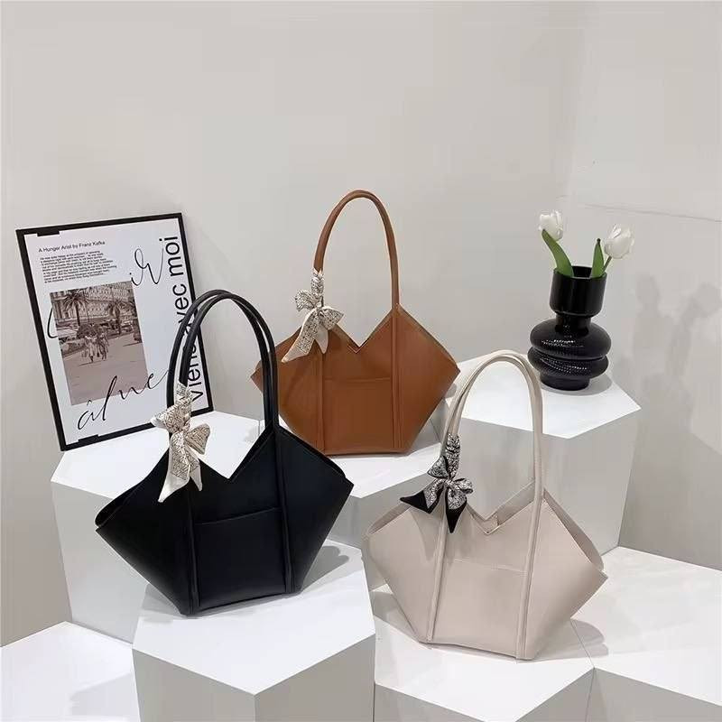 ✨ جنط نسائية موديل راقٍ وأنيق
👜تصميم عصري ومميز يلفت النظر
 تجي وياها بوك صغير نفس اللون لزيادة الأناقة والفائدة
 خامة مرتبة وشكل فخم يناسب مختلف الأذواق
 متوفرة بعدة ألوان جميلة ومطلوبة


**إذا كنت صاحب هذا الإعلان وتريد حذفه لأي سبب، رجاءا أرسل رسالة إلى الدعم الفني**