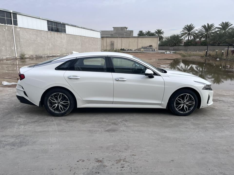 السلام عليكم 
كي فايف خليجي 2023  شركة نم رقم أربيل 
السيارة ماشية ٩٨ محرك 2000 دوش 
مواصفات السيارة بصمة تشغيل عن بعد مري شفط 
5 مود سياقة شاشة كبيرة ابل كار وكار بلي كشتات جلد 
كشن السائق كهرباء وباقي المواصفات معروفة 
السيارة بيها شخط بحافة البنيد مقدار الشخط ٢ سنتيم ورفيع جدا أصلا ما مبين ابد السيارة نضيفة جدا والسيارة بأسمي 
سعر السيارة ٢١٠ وبيها مجال حك الجية 
مكان السيارة ديالى بعقوبة للتواصل على الرقم التالي 
***********
