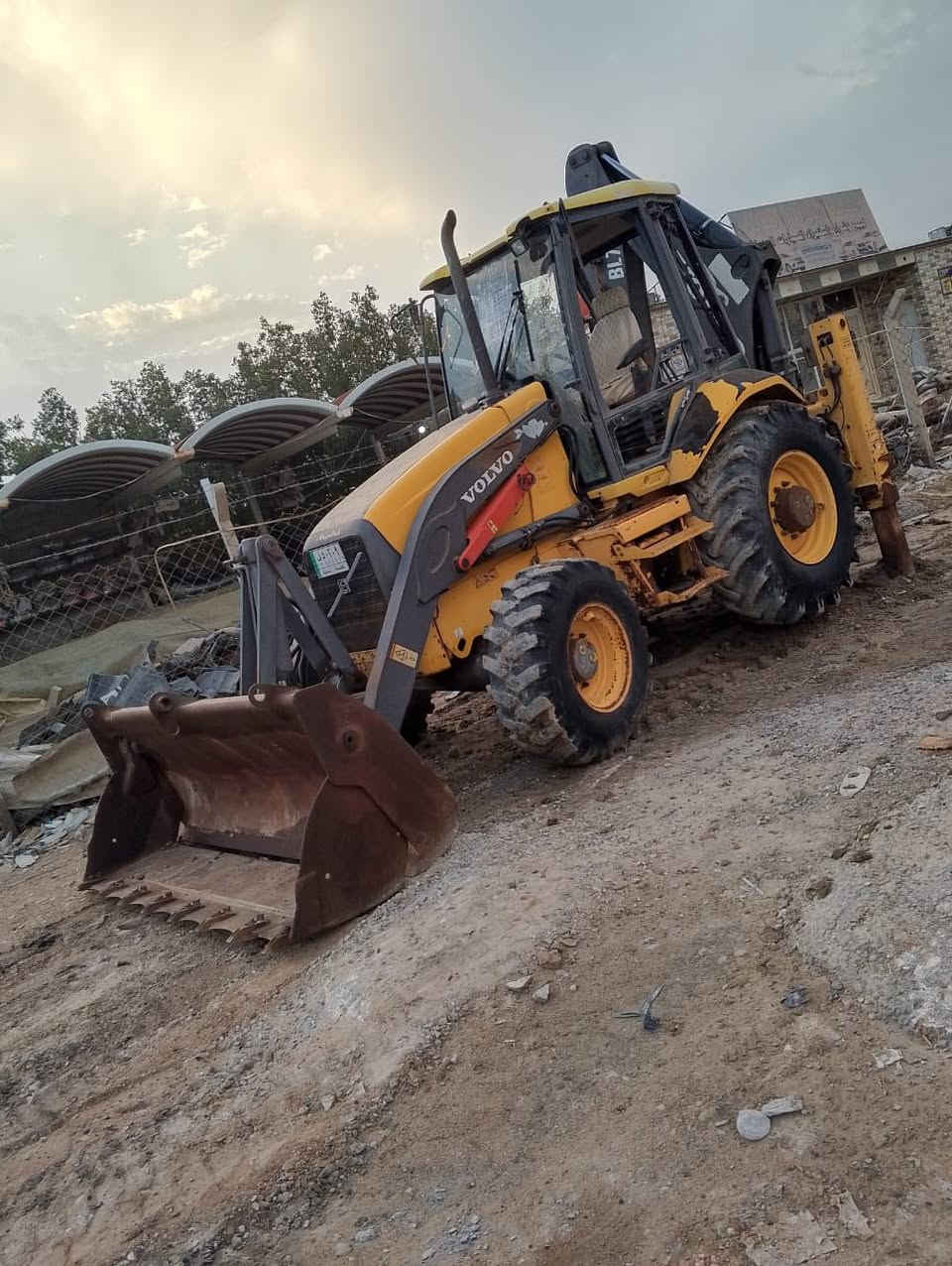 السلام عليكم حفاره فالفو موديل 2005 سلايت ومقص رقم الماني بيها خلل بسيط  بالمحرك  ونقص راديترات  رقم الهاتف للأستفسار ‭٠٧٧٦ ٣٨٦ ٥٩٤٠‬
