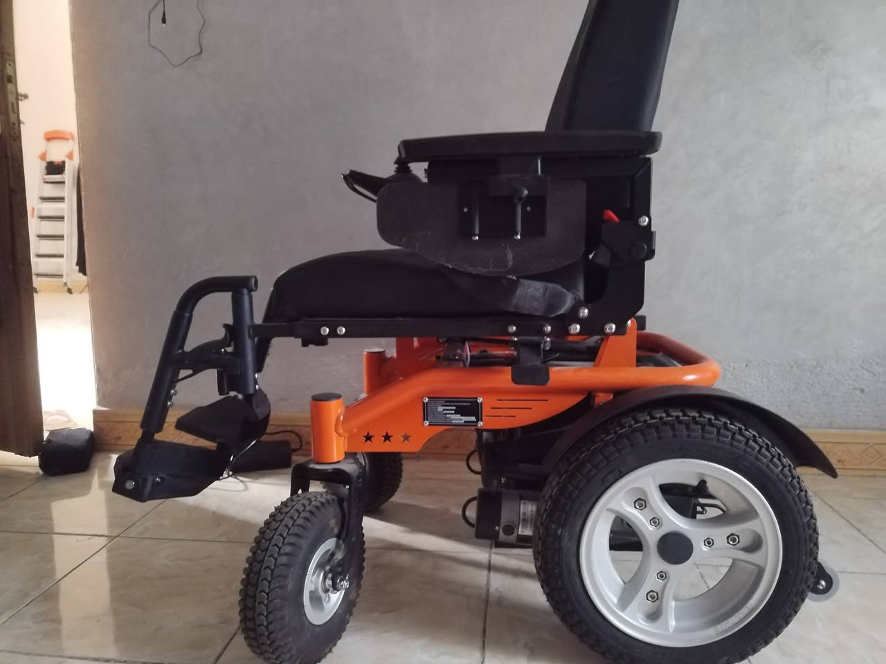 السلام عليكم كرسي متحرك نظيف جدا جدا استخدام ايام معدوده الحجم الكبير ما طالع للشارع ب٤٥٠ الف مكاني بابل
***********
