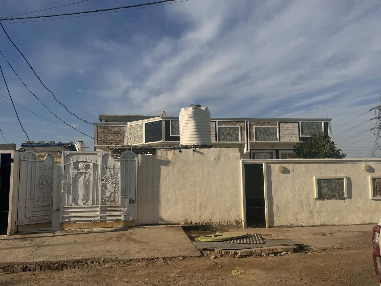 سلام عليكم بيت للبيع قرب الصيطره مساحه 500 متر يحتوي عله 3 غرف نوم وصاله ومطبخ وستقبال معه الاثاث سعر البيت 115 مليون قفل للستفسار عله الرقم ***********
