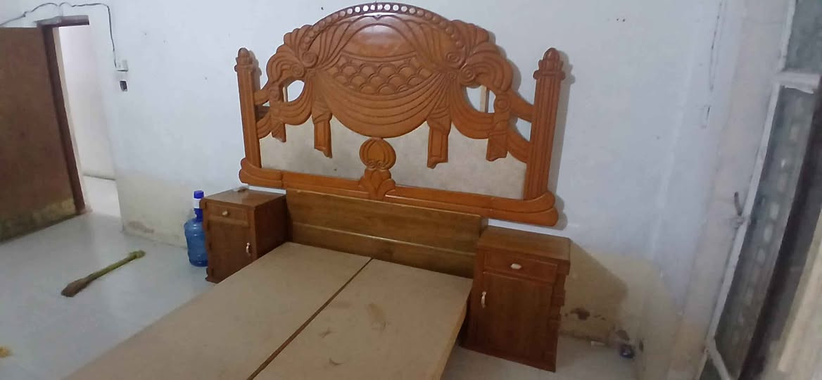 غرفه نوم نضيف كما موضح بالواقع احلا اعدىوني كامره موبايلي مو شي مكاني نجفةحي الجامعه رقمي 
***********
*********** النجف, العراق
