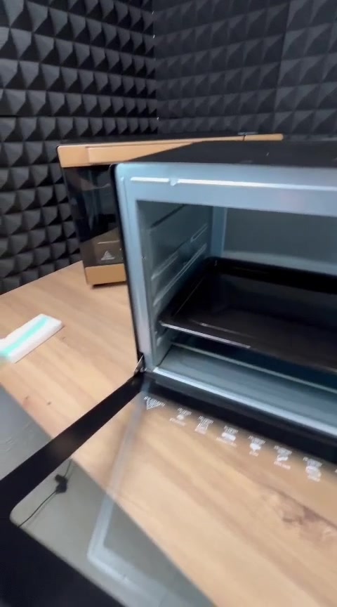 تبي تبدعين بالطبخ والحلويات وتسوين أطيب الوجبات لعايلتك؟ 🍗🍕

فرن ليبرونك (LIBRONIC) العملاق سعة 60 لتر صار ببيتك! 🔥

تصميم ذهبي فخم يجنن وقوة حرارة توصل لـ 250 درجة ✨

يجي معاه صينيتين كبار وشاشة زجاجية فيها دليل لكل طبخاتك 🦾

فيه ميزة توزيع الحرارة (Convection) عشان الأكل يستوي بامتياز ✨

مساحة كبيرة تكفي لكل شي وتخليك شيف محترفة بلمح البصر 💎🌬️

اطلبيه الحين وخلِ مطبخك يكمل بأقوى فرن! 👇