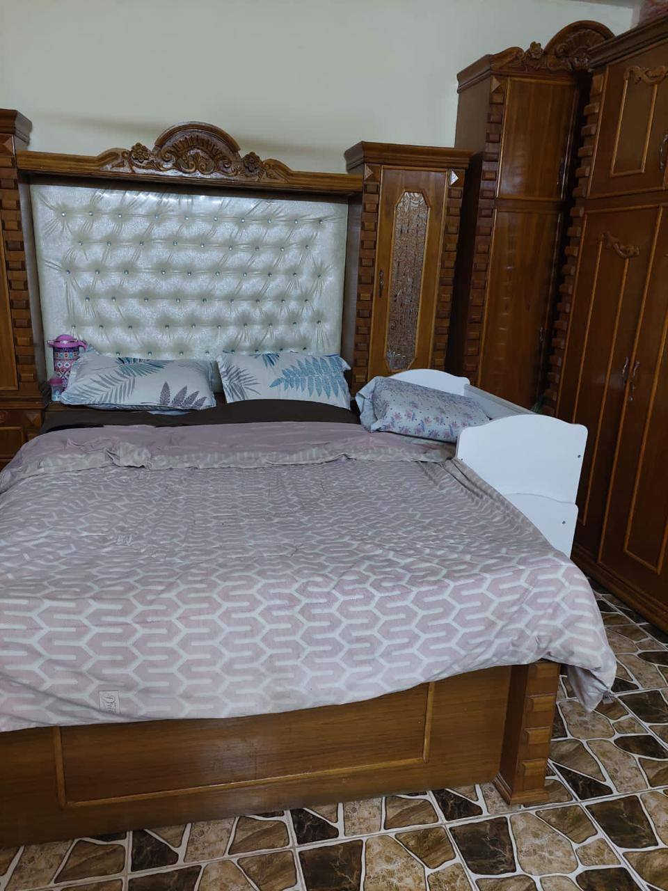 السلام عليكم غرفه اخشاب صاج للبيع نظافه كامله سعر مليون وميه وبيها مجال رقم موبايل ***********
