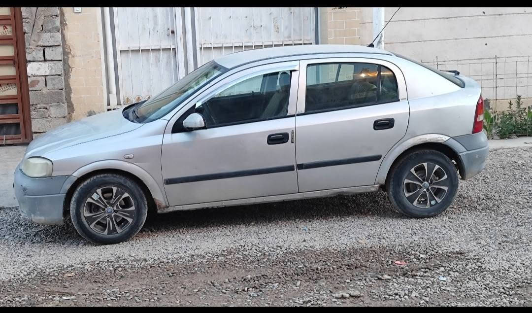 للبيع: أوبل أسترا (Opel Astra) موديل 2002
السيارة بحالة ممتازة وجاهزة للاستخدام (تراي وين ما تريد)، والشرط فحص.
المواصفات والتفاصيل
المحرك: دوش 1600 مفتوح (نشط وناعم جداً).
الرقم/اللوحة: رقم صدامي - محافظة صلاح الدين.
الوضع العام: السيارة نظيفة كلش، محرك ناعم جداً ومشيها مريح.
الداخلية:  (داخل يخبل ونظيف جداً مثل ما موضح بالصور شاشه  اناره محيطيه ).
منظومة التبريد: التبريد شغال لكن يحتاج (راديتر تبريد + صوندات تبريد جديدة لأن القديمات طكن).
السيارة للمستهلك اللي يدور نظافة وراحة بالخطوط والتنقل.
المكان/المعاينة: صلاح الدين
السعر: [38] (قابل للتفاوض البسيط أو قفل)
للتواصل والاستفسار: [***********]
 السياره عليها غرامه ينزل من سعرها
