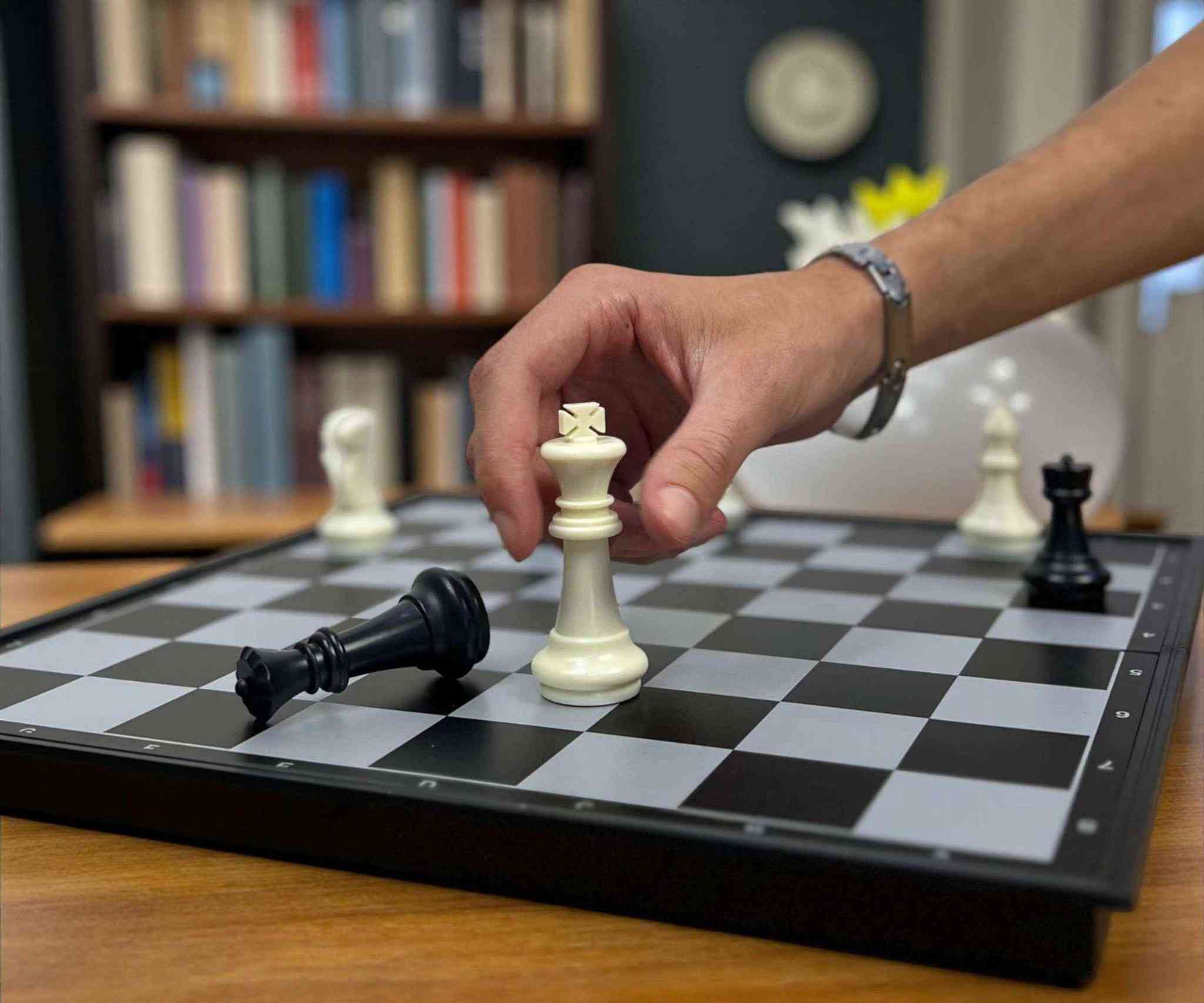 لعبة الشطرنج المغناطيسية (قابلة للطي)

الاستخدامات:

لعبة فكرية ممتعة تنمّي مهارات التفكير والتركيز والتخطيط الاستراتيجي.

مناسبة للأطفال والبالغين لمحبي ألعاب الذكاء والتحدي.

مثالية للمنزل أو الرحلات بفضل تصميمها المغناطيسي والثابت.

تُستخدم أيضًا لتعليم أساسيات الشطرنج بطريقة تفاعلية وممتعة.

المميزات:

تصميم مغناطيسي يحافظ على ثبات القطع أثناء اللعب حتى مع تحريك الرقعة.

رقعة قابلة للطي تُستخدم كعلبة تخزين أنيقة للقطع.

تتوفر بلونين فاخرين (ذهبيفضي) أو (أبيضأسود).

تأتي فقط النسخة البيضاء والسوداء مع قطع داما إضافية للعب لعبتين في مجموعة واحدة.

مصنوعة من خامات عالية الجودة بتفاصيل دقيقة تضيف لمسة فخامة.

أبعاد الغلاف: الطول 36 سم × العرض 18 سم × الارتفاع 5 سم.

محتويات الصندوق:

رقعة شطرنج مغناطيسية قابلة للطي

32 قطعة شطرنج

24 قطعة داما (مرفقة فقط مع اللون الأبيض والأسود)

دليل مختصر لقواعد اللعبة

ملاحظات:

تحتوي على قطع صغيرة، غير مناسبة للأطفال دون 3 سنوات.

سهلة التخزين والتنظيف.

خيار مثالي للهدايا التعليمية أو للعب العائلي الممتع. البصرة, العراق


**إذا كنت صاحب هذا الإعلان وتريد حذفه لأي سبب، رجاءا أرسل رسالة إلى الدعم الفني**