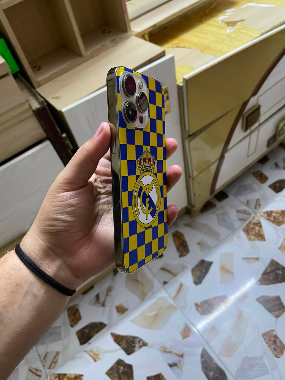 للبيع ايفون 14 Pro Max
*الذاكرة*: 128GB
*اللون*: الذهبي
*البطارية*: 100% مستبدلة اصلية
*النموذج*: شرق اوسط ماستر AAA
*الشاشة*: 3 خيارات مستبدلة شرط اصلية - تفصيخ شرط
*الظهر*: بيه فطور ناعمة
*الحالة*: كلشي شغال بدون عطل
- شحن ✔️
- مكالمة ✔️
- تكنيك ✔️  
- فيس ايدي ✔️
- واي فاي ✔️
*الفحص*: تجي تفحص ع راحتك وين ما تريد
*السعر*: 575 ألف وبي مجال
*المكان*: بغداد - مدينة الصدر
*التوصيل*: لا يوجد
*واتساب*: ***********
