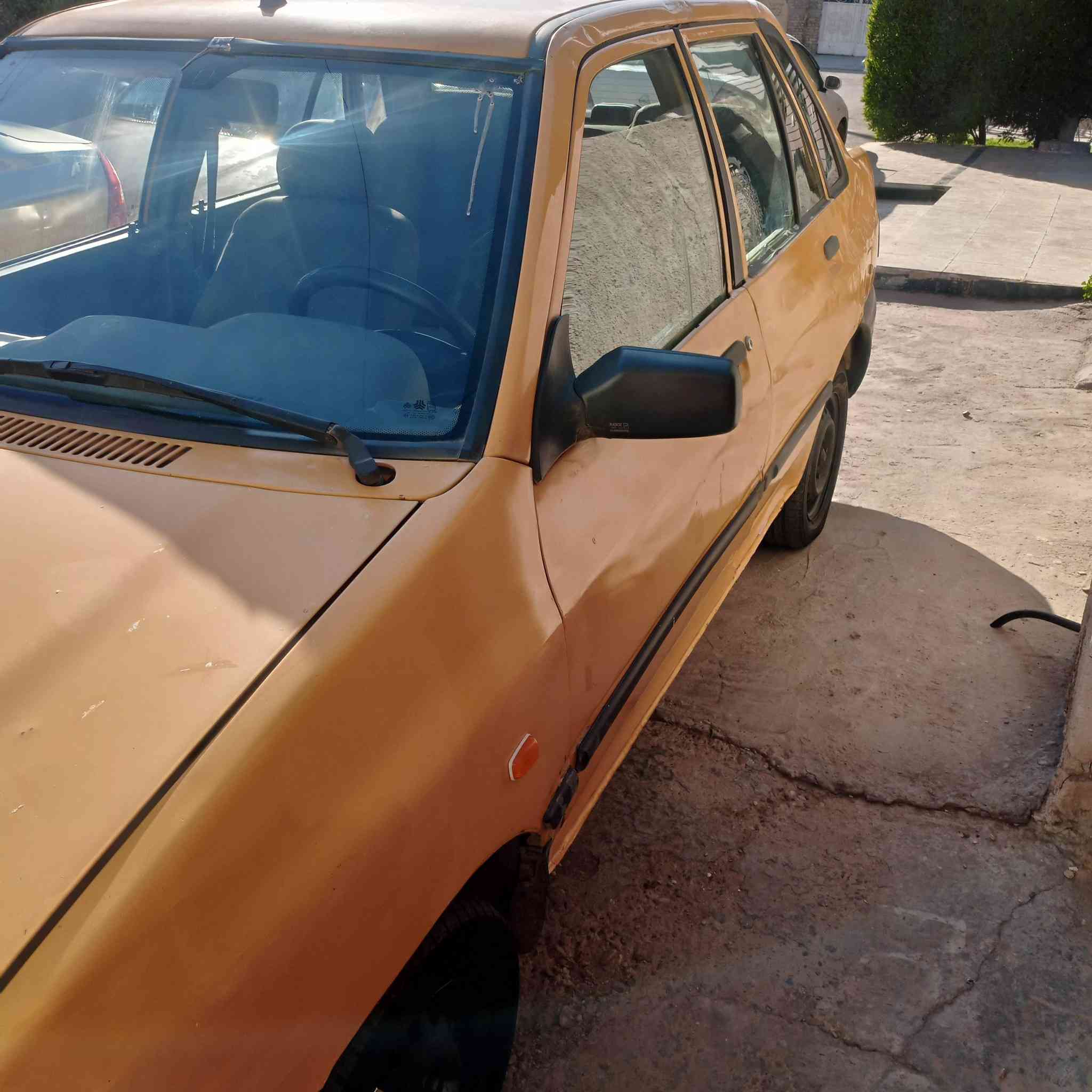 موديل 12 
رقم بغداد جديد 
هيئه مصفره 
كير نضيف 
محرك بدايه لاسيك ولف 
كهربائيات كلهه شغاله 
حادثهه جاملغ خلفي ورى السائق 
***********
حي العامل (فقط اتصال متواجد )
