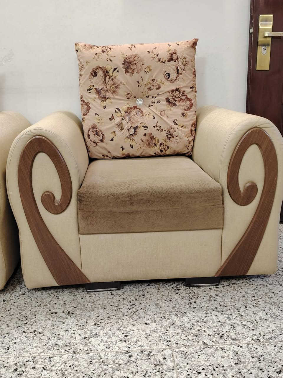 عشر مقاعد نظيف سعره 800 الدورة شارع 60 الاتصال على الرقم ***********
