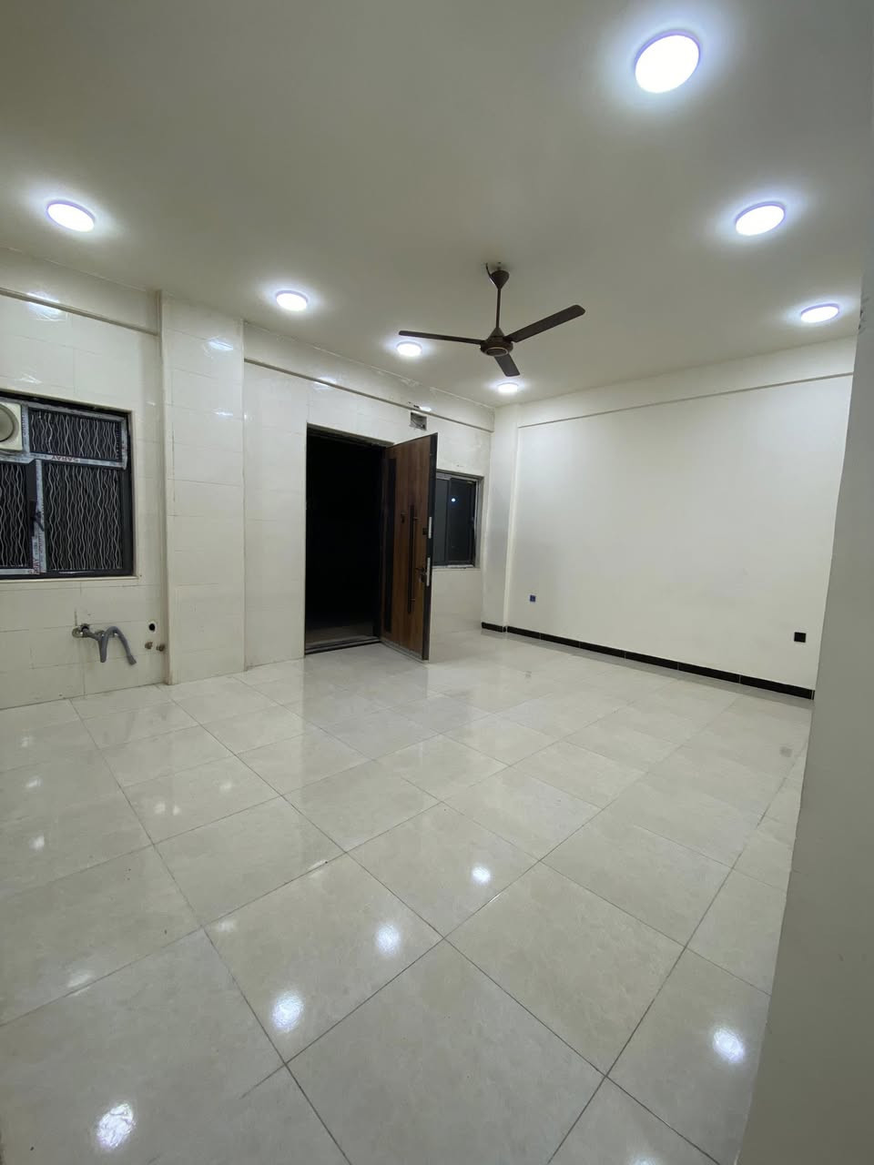 شقة VIP زيرو للإيجار (ارضية)
📍: الاعظمية- شارع عمر (للعوائل فقط )
تحتوي على :
غرف نوم عدد (٢ )
صاله منفصله 
مطبخ مفصول 
خدمات 
منور عدد (٣)
ملاحضة: تحتوي الشقة على (ماطور ماء-سخان - خط مولد)

السعر : ٧٠٠ الف عراقي 
للتواصل والاستفسار اكثر 
📞(***********)📞
