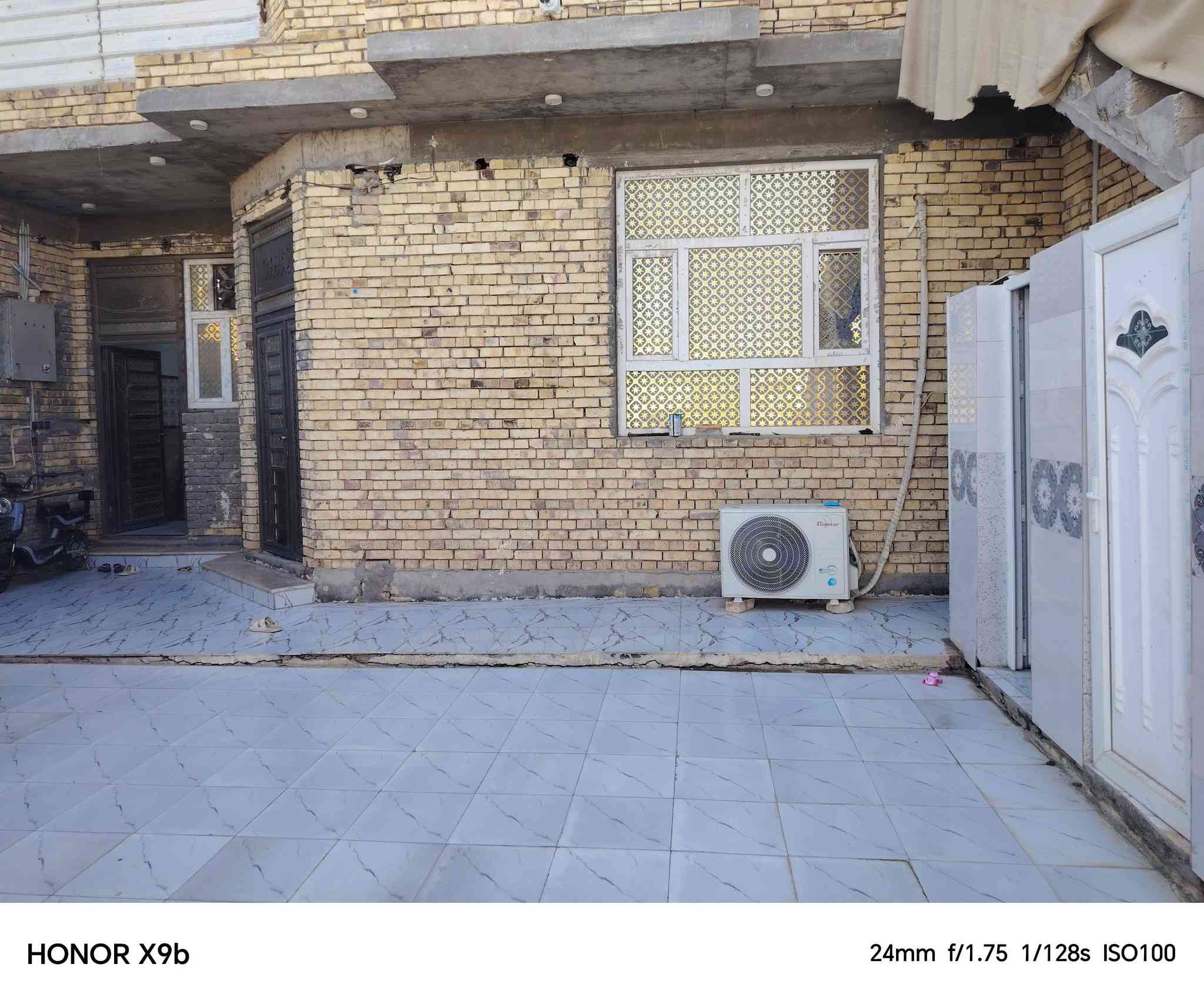 سلام عليكم
بيت للبيع
المنطقه حي الأمير شارع المشايه

طابو صرف مساحه ٣٠٠
يتكون من
 البيت استقبال
وصاله عدد ٢ ومطبخ
وصحيات عدد ٣
غرف عدد ٤ ثنين فوك وثنين جوه
وشقه درج خارجي تتكون من
صاله ومطبخ وصحيات وغرفتين نوم
ومحل خارجي
بناء ٢٠٢٣
على شارع عام
للتواصل
***********
***********
او خاص
