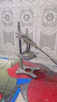 يوجد معصاره رمان او اي شي نوعهه انتيكه قديمه نص نحاس عنواني مدينت الصد...