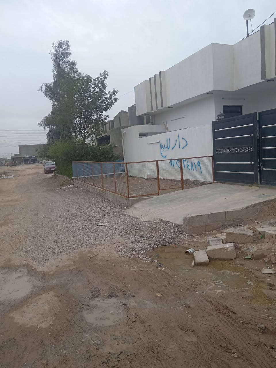 السلام عليكم بيت 200 مربع بناء جديد منطقه باجون الجديده عل ترابي تفاصيل اكثر عل خاص او اتصل *********** مو بعيد عل شارع العام
