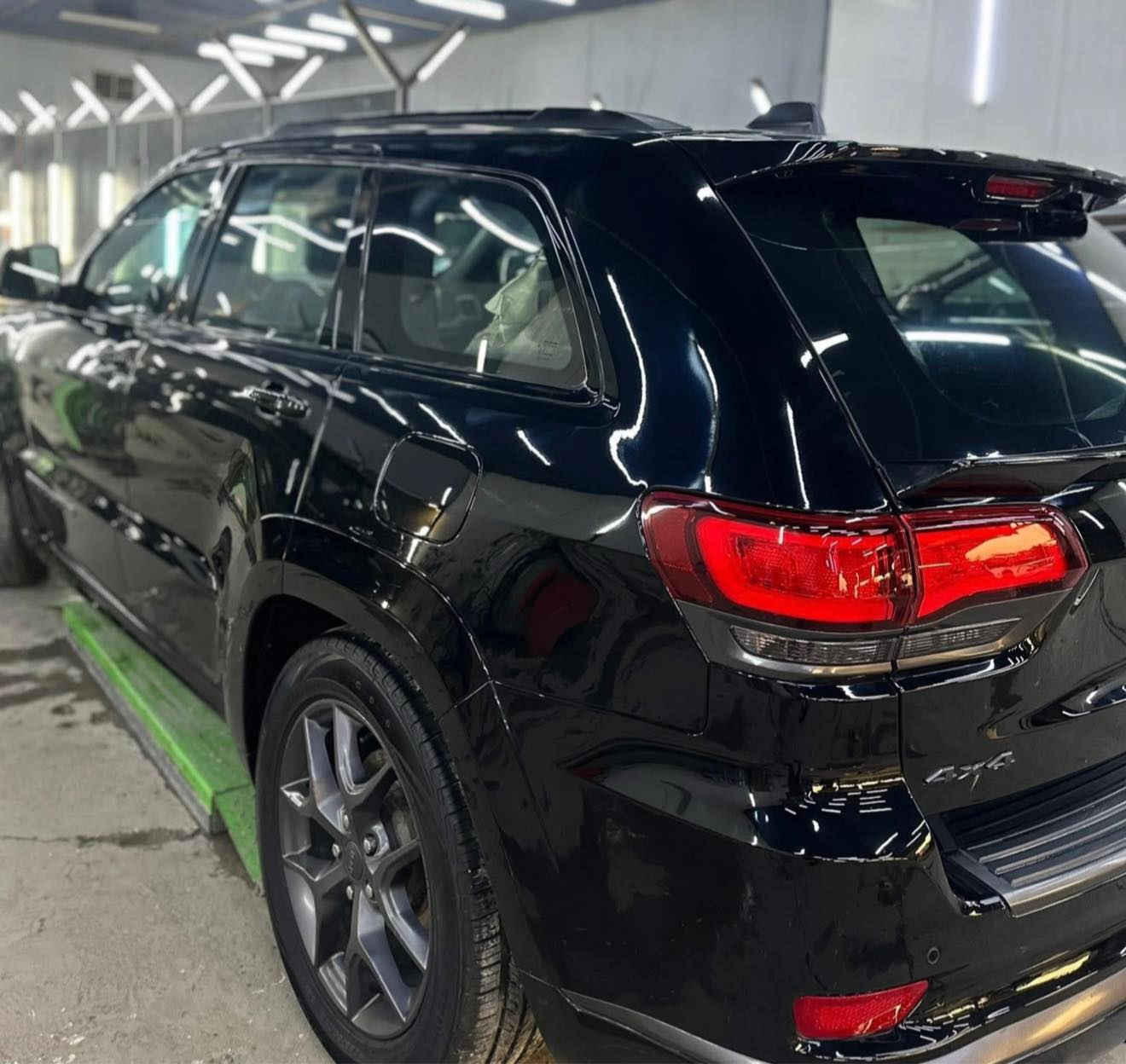 السلام عليكم لبيع Jeep (Limited X)
الحادث خشم  البنيد مبدل اصلي نفس اللون 
وجاملغ صبغ وصور الحادث موجوده 
ماشيه 80 الف 
السيارة حيل جديدة

الموديل :2019
المحرك : V6.  3.6L .

تخم تايرات جديد
صدر جديد امامي خلفي
ترايها كلش حلو سياره برغي مناقصها بأسمي تحويل نفس اليوم 🖤

* المواصفات :
* نقطة عمياء .
* دفع رباعي 4x4 . 
* فرش المقاعد من الجلد . 
* المقاعد الأمامية كهربائية .
* ذاكرة لحفظ وضعيات الجلوس . ليد
* المقاعد الأمامية مع تدفئة . 
* صف المقاعد الخلفية مع تدفئة . 
* ويل قياس 20 انج اسود لماع .
* مقود السائق كهربائي . 
* تدفئة ستيرن . 
* سقف بانوراما .
* شاشه 8.4 انج .
* نظام الملاحة (GPS) . 
* نظام خاص للطرق الوعرة . 
* مصابيح امامية زنون . 
* المصابيح الأمامية مع LED لايت . 
* كشافات الضباب زنون . 
* تشغيل عن بعد .
* صندوق كهربائي .
*  حساسات أمامية . 
*  حساسات خلفية .
* كاميرا خلفية .
* بخاخ ماء لتنظيف المصابيح الامامية .
* مرايا بخاصية التعتيم الذاتي . 
* مرايا جانبية قابلة للطي كهربائيا . 
* بلوتوث تلفون . 
* محدد سرعة . 
* نظام تشغيل واطفاء اوتماتيكي للمحرك للتوفير من صرف الوقود .
* نظام بريك اوتماتيكي 
مكانها بغداد البياع 0773 673 6737‬
للاستفسار اتصال او وواتساب

