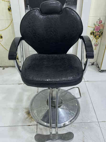 السلام عليكم كرسي ومراية للبيع الكرسي كلش نضيف لا مشكك لا شي والمرايه مشتريه جديده كلش نضاف للبيع مكاني البصرة الابلة وهذا رقمي ***********
