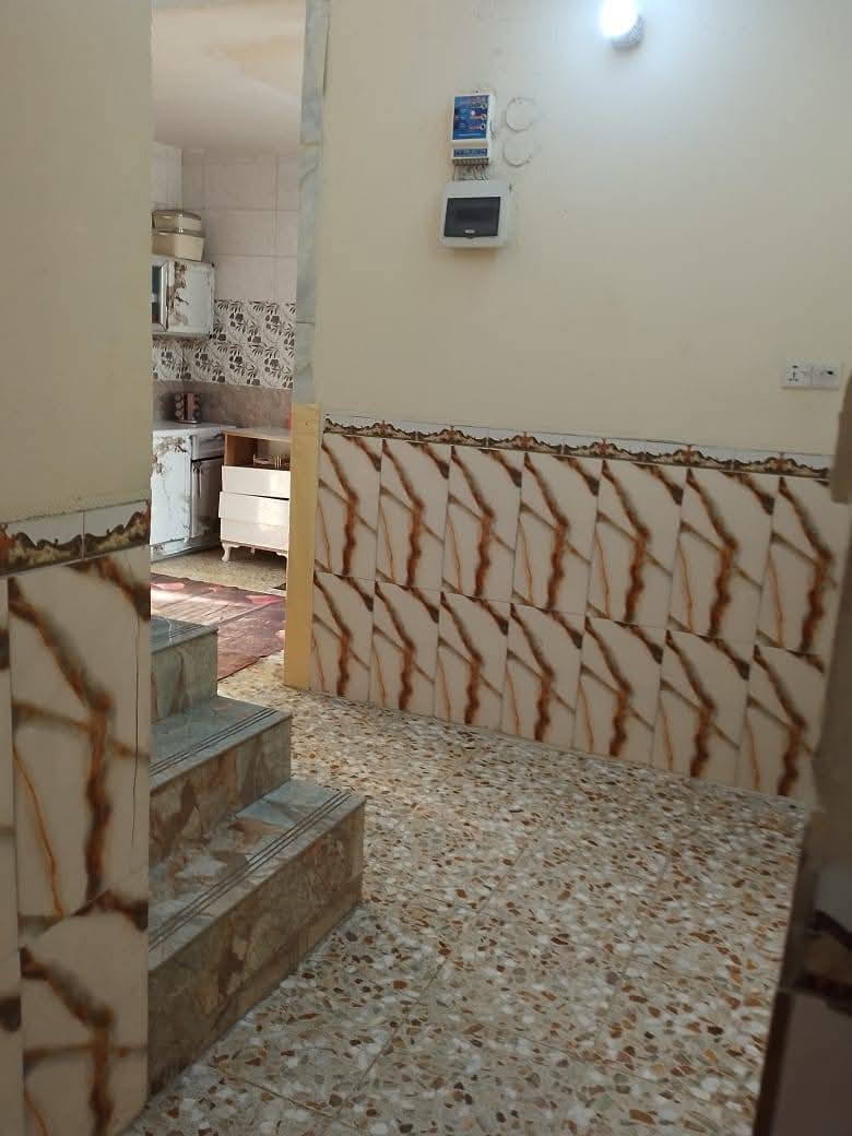 بيت للبيع 
البيت يتكون من ٣ غرف اثنين اسويت يتكون ٣ حمامات مع صحيات ٢ مساحه غرفه ٦×٦وغرفتين مساحتهن كل واحده ٥×٤ والاستقبال٥×٤ مع صاله ومطبخ وطارمه خارجيه  المساحه ١٢٠ سند ٢٥ مداور مباشر مكان قرب محكمه الجديده الشارع العام قرب المطاعم وقرب جسر بته مقابيل جبل بابليون
***********
