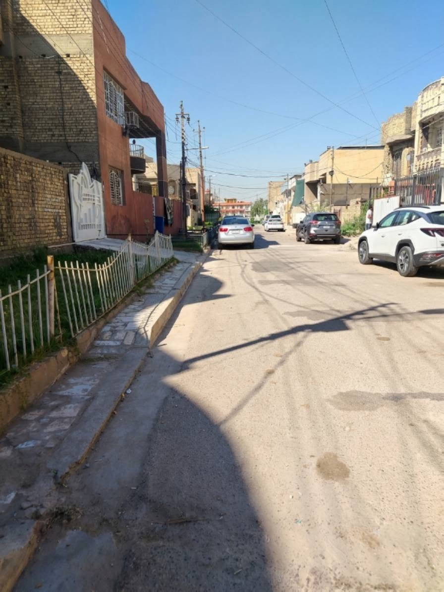 السلام عليكم ورحمة الله وبركاته
🏡 دار سكنية للبيع في منطقة البلديات – اليوان (المربع الذهبي)

تتكون الدار من:
✅ 3 غرف نوم
✅ صالة استقبال واسعة
✅ مطبخ
✅ 4 صحيات
✅ غرفة إضافية غير مبنية حالياً يمكن استغلالها مستقبلاً حسب الرغبة

📏 مساحة الدار: 140 متر مربع

موقع مميز وهادئ ضمن منطقة البلديات – اليوان (المربع الذهبي)، وقريب من الخدمات الأساسية.

📞 للاستفسار والمعاينة يرجى الاتصال على الرقم:
***********

نسأل الله التوفيق للجميع.
