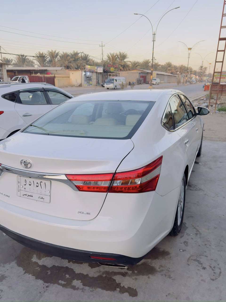 السلام عليكم اخوان عندي افلون 13 خليجية فئة xle لونها ابيض لؤلؤي ماشيه 170 باسمي الداخل لونين حادثها بابين جهة السايق واكو شخط صغير بالصفحه الثانية مال  الباب عكس السايق  محرك 6 3.5 مكفول حتى من فتحة البرغي والكير كذلك سعرها 140 وبيها مجال اريد مراوس بسيارة ارخص او بيع مكاني كربلاء  
رقم الاتصال ***********
