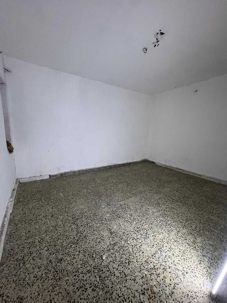 السلام عليكم بيت مساحه 120 متر غرفتين نوم واستبقال ومطبخ وكراج وحديقه الايجار ابو دشير شارع الضغط قرب حسينه الكلاظمين 
***********
