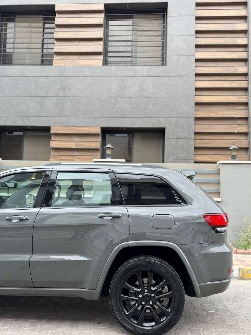 تحيه طيبه السلام عليكم
جيب بلاك توب كندية Jeep Grand Cherokee
مكفولة من الدعامية الامامية إلى الخلفية
اللون / إسمنتي 
موديل /  2021
الرقم شمالي سنوية بأسمي 2027
العداد / 59600 Mi قابل للزيادة 
المواصفات :———
فتحة / سقف سلايد
رادار جانبي / يمين & يسار 
كشنات تدفئة & كهربائي 
كشنات جلد & شاموه
ستيرن تحكمات فول & تدفئة ستيرن
نظام البانزين / Eco & Sport
بصمة تشغيل عن بعد
شاشة كبيرة متحركة 
مداخل / AUX & USP
المحرك / 3600 
الصندق كهربائي 
حساس خلفي 
هوك خلفي كهربائي 
دفع رباعي 4 * 4
السعر 313 ورقه وبيها مجال 
اي استفسار 
***********
مكان بغداد حي جهاد
