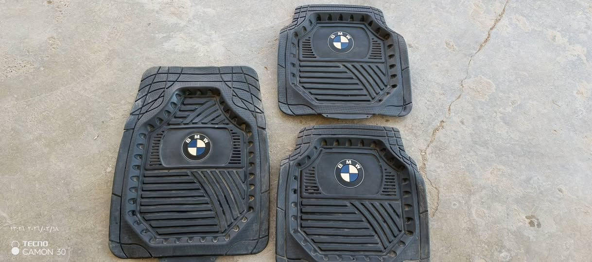 للبيع زوج دواسات سياره مستعملا المكان العلم***********
