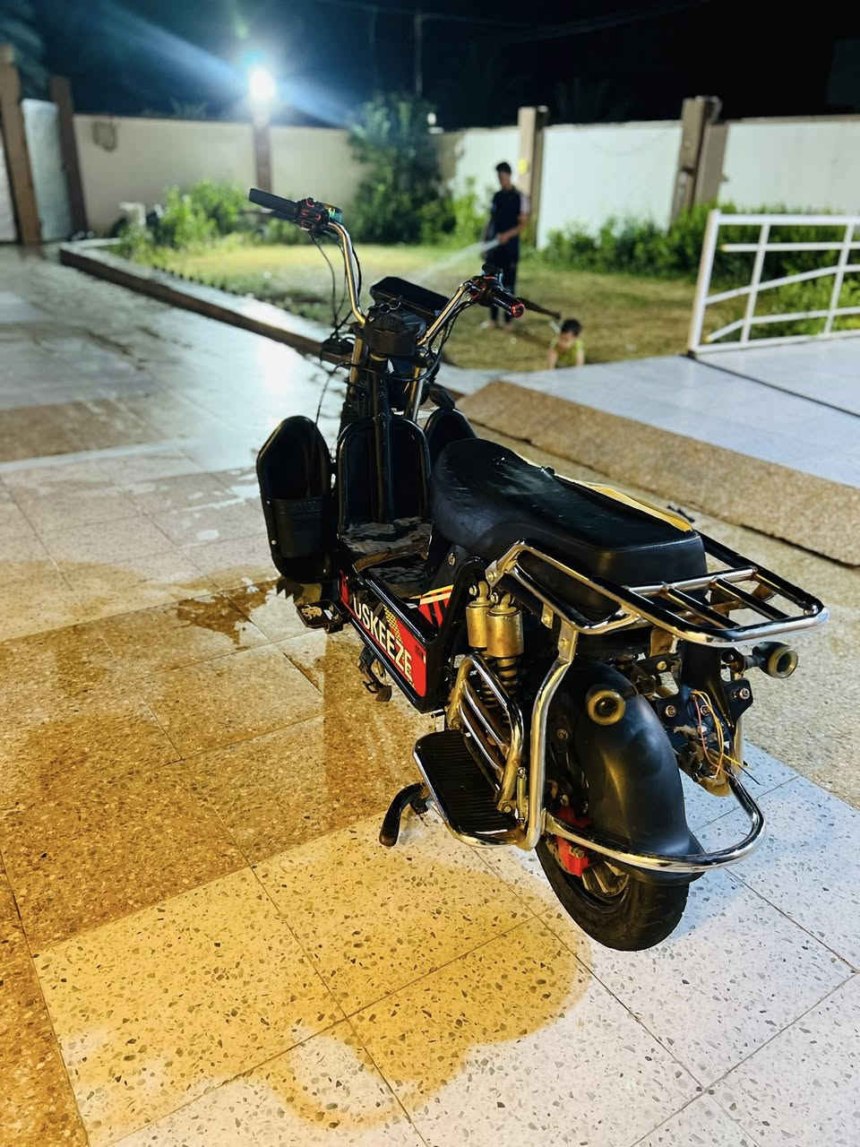 سلام عليكم  ماطور شحن للبيع بطاريات وصط ضربه خفيف بل ضوء ال امامي سعر 400 او بي مجال 
رقم:***********
