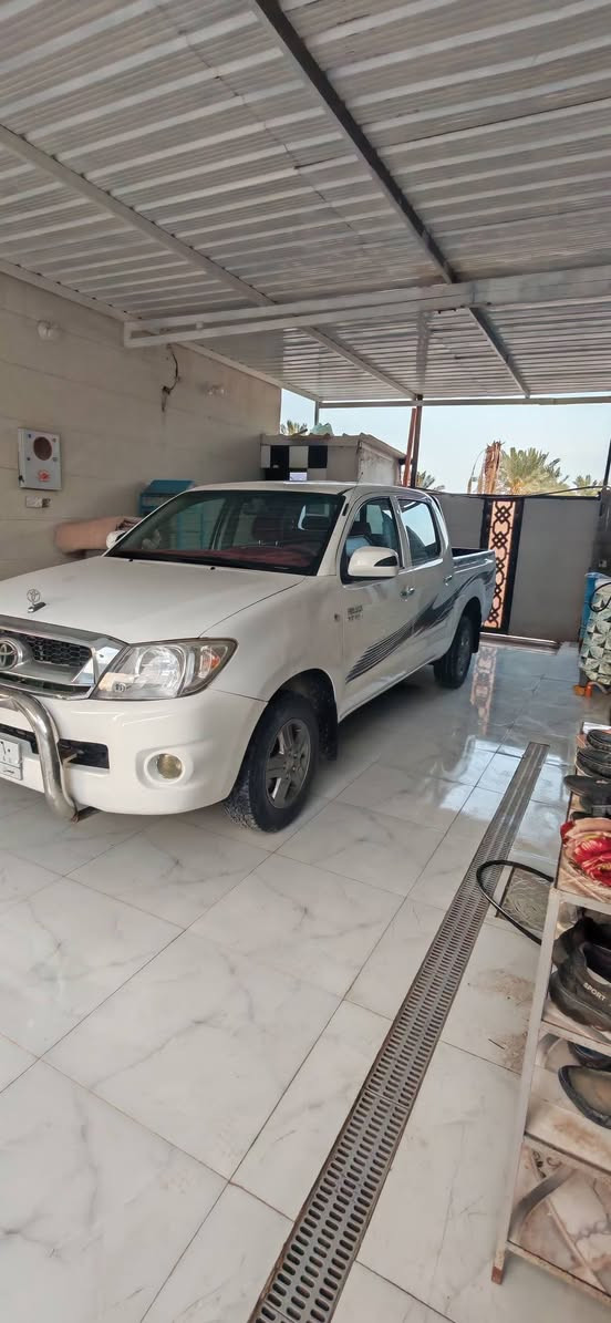 سلام عليكم 
للبيع هايلوكس ١١ كويتي شاصي ١٩ السياره نضيفه ومالت بيت بس بيها ملاحظات  ورقمها ميسان لوحات  انكليزي ومصفره غرامات وضريبه وسنويه بسمنه  السعر ١٦٣ وبيها مجال والشراي يدلل يتصل وبخدمته ***********
المكان بصره قضاء صادق
