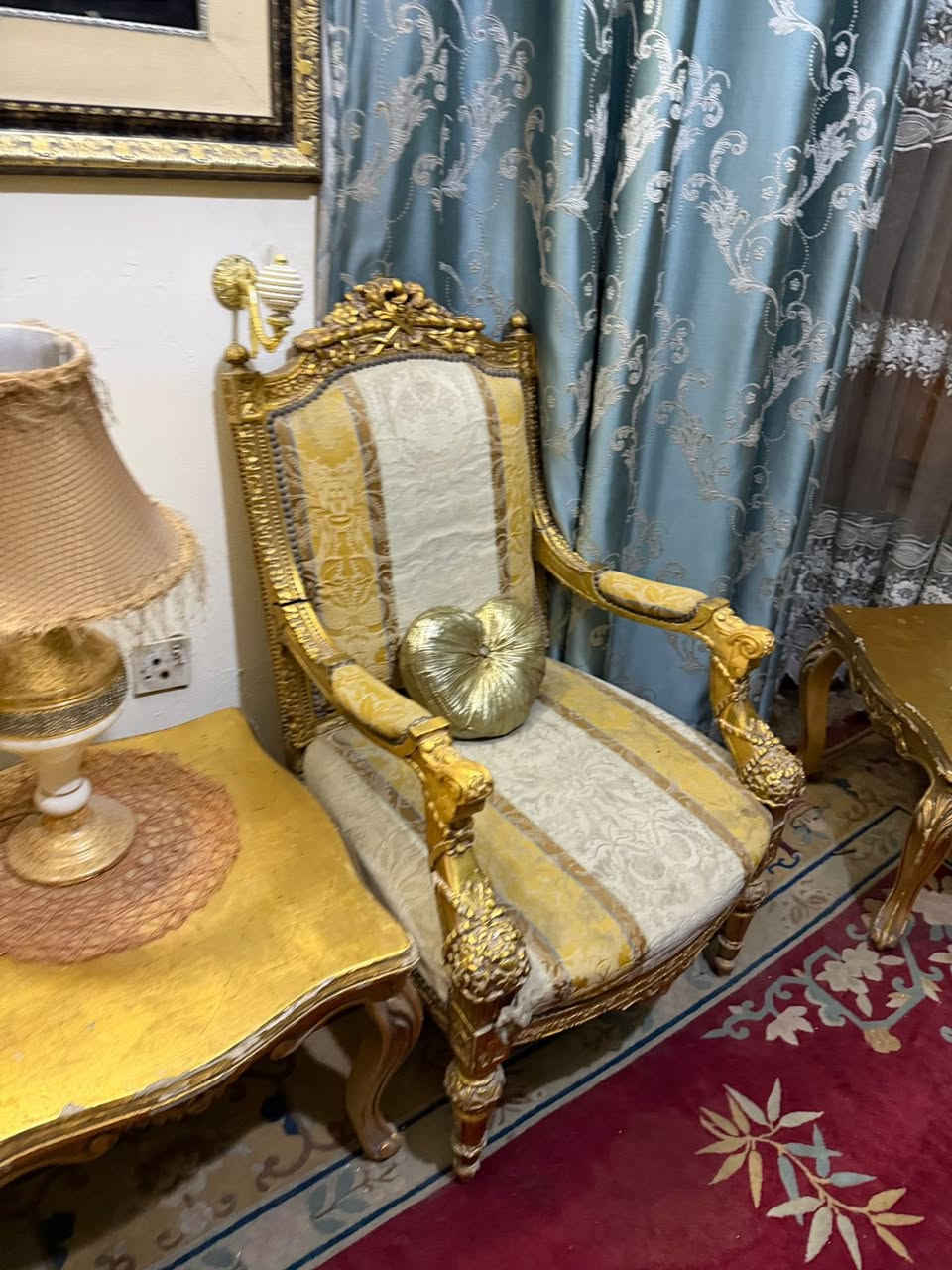 السلام عليكم
تخم للبيع كامل مع الطبلات والبردات والزوليه 
طبله كبيره وسطيه مرمر واثنين طبلات مربعه خشب
السعر ٢٠٠
العنوان بغداد الغزاليه
للاستفسار ***********
