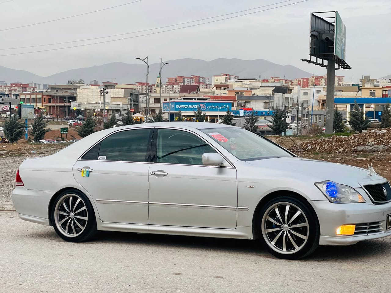 تويتا كراون شاهينه
براوه براوه 
٢٠٠٥ 
سپؤرت
١٨٢
بئ دوكه ل
بئ ته قه و ره قه 
ناو ره ساسي 
كوشن كاره با 
سوكان كاره با 
كاميره
بي ليدراويً
مالي دؤسته 
چوار ويلو تايه يه ي جواني له سه ره 
مالي دؤسته 
سعري ٤٥ گه لا 
شوين سليمانى 
*********** السليمانية, العراق
