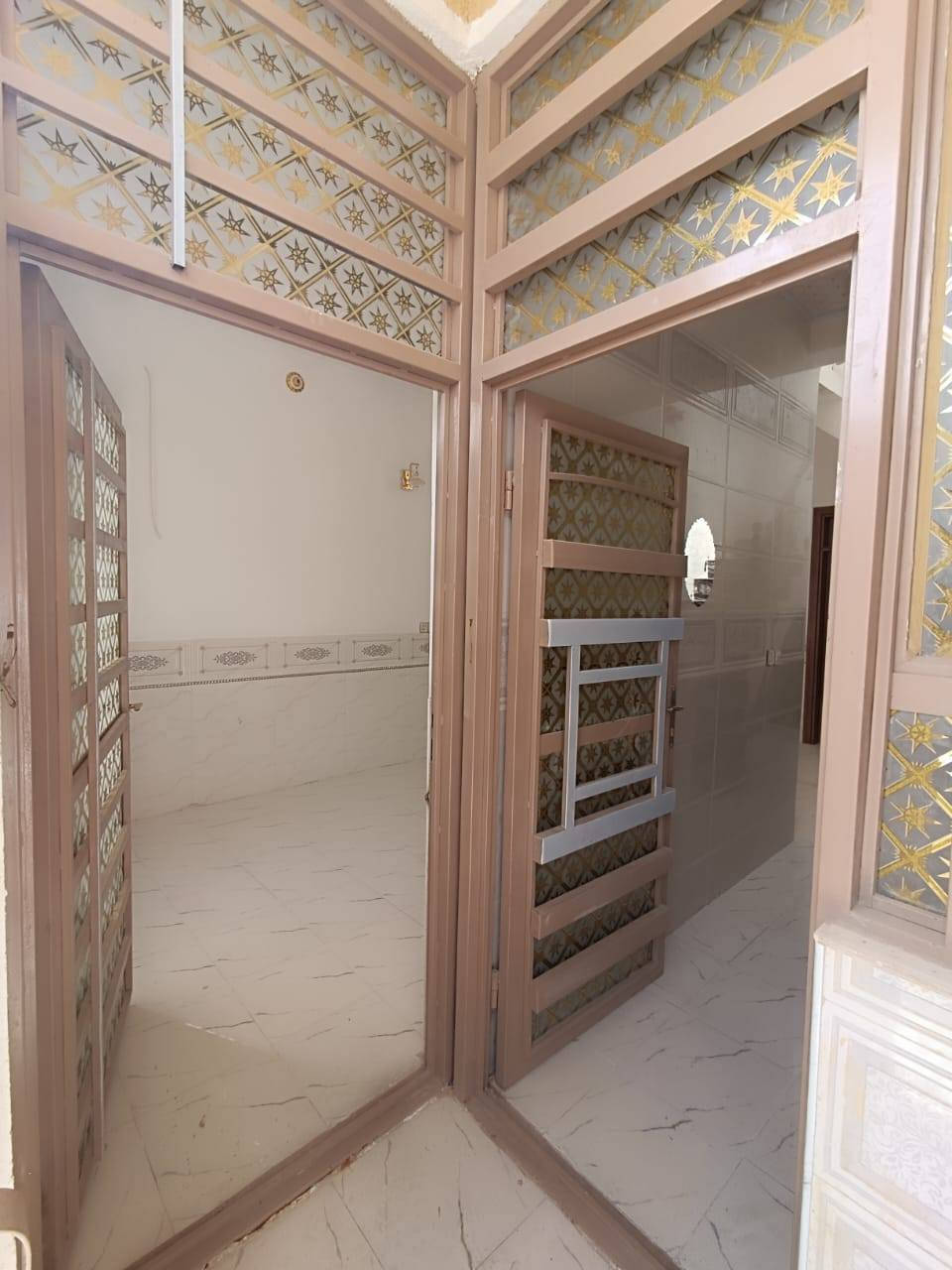 كربلاء المقدسة
بيت للبيع مساحه ٥٠ متر مربعه يحتوي على مدخلين مدخل الاستقبال معزول مدخل للصالة ومطبخ وغرفه وصحيات وطارمه 
بناء حديث سند ٢٥قرار محكمة  مجمع ذوالفقار السكني قرب سيد اسماعيل 
خدمات كامله ماي مجاري كهرباء تبليط للباب عرض الشارع ١٠متر 
 السعر ٤٠ مليون بي مجال بسيط لشراي 
للحجز والاستفسار على الارقام التاليه 
 *********** واتساب 
***********  واتساب
يبعد عن لامام الحسين ١٠دقائق بلسيارة
